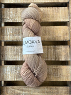 Lumoava Perussukkalanka 
Lanka on klassinen ja pomminvarma yhdistelmä: 75 % pehmeää villaa ja 25 % polyamidia. värissä cappucino