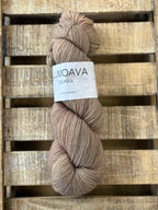 Lumoava Perussukkalanka 
Lanka on klassinen ja pomminvarma yhdistelmä: 75 % pehmeää villaa ja 25 % polyamidia. värissä latte