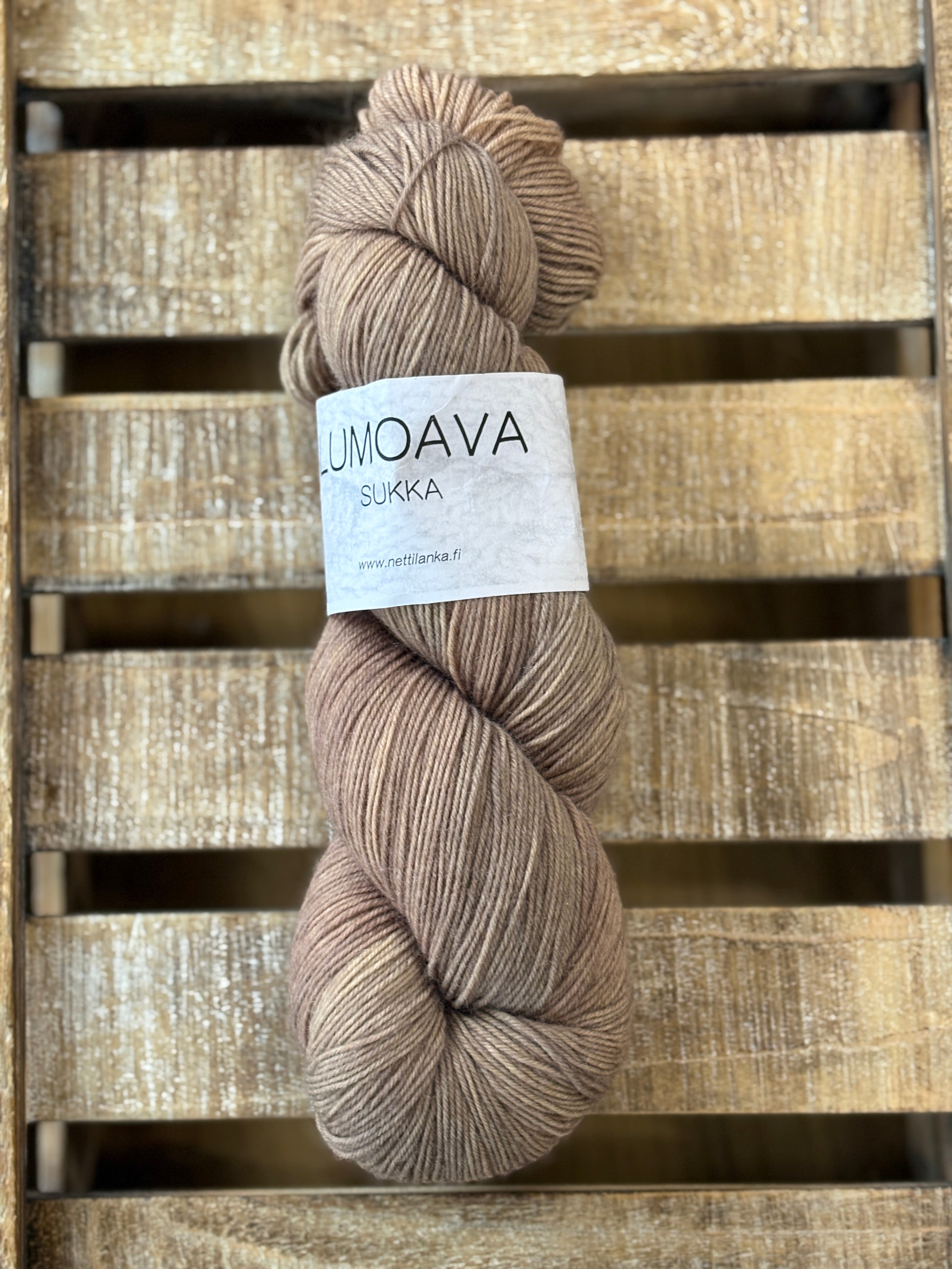 Lumoava Perussukkalanka 
Lanka on klassinen ja pomminvarma yhdistelmä: 75 % pehmeää villaa ja 25 % polyamidia. värissä latte