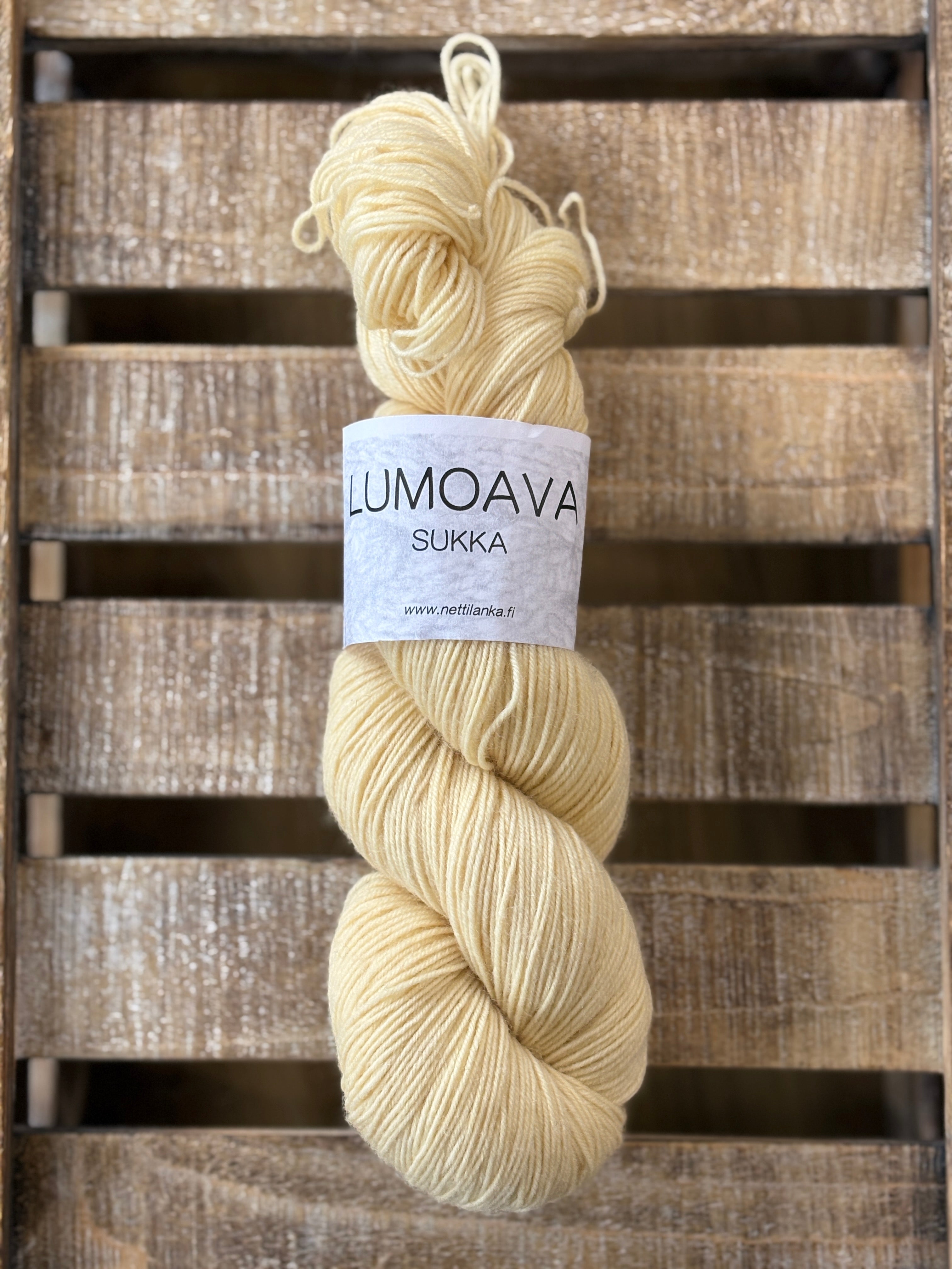 Lumoava Perussukkalanka 
Lanka on klassinen ja pomminvarma yhdistelmä: 75 % pehmeää villaa ja 25 % polyamidia. värissä manteli