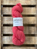 Lumoava Perussukkalanka 
Lanka on klassinen ja pomminvarma yhdistelmä: 75 % pehmeää villaa ja 25 % polyamidia. Värissä vaaleanpunainen