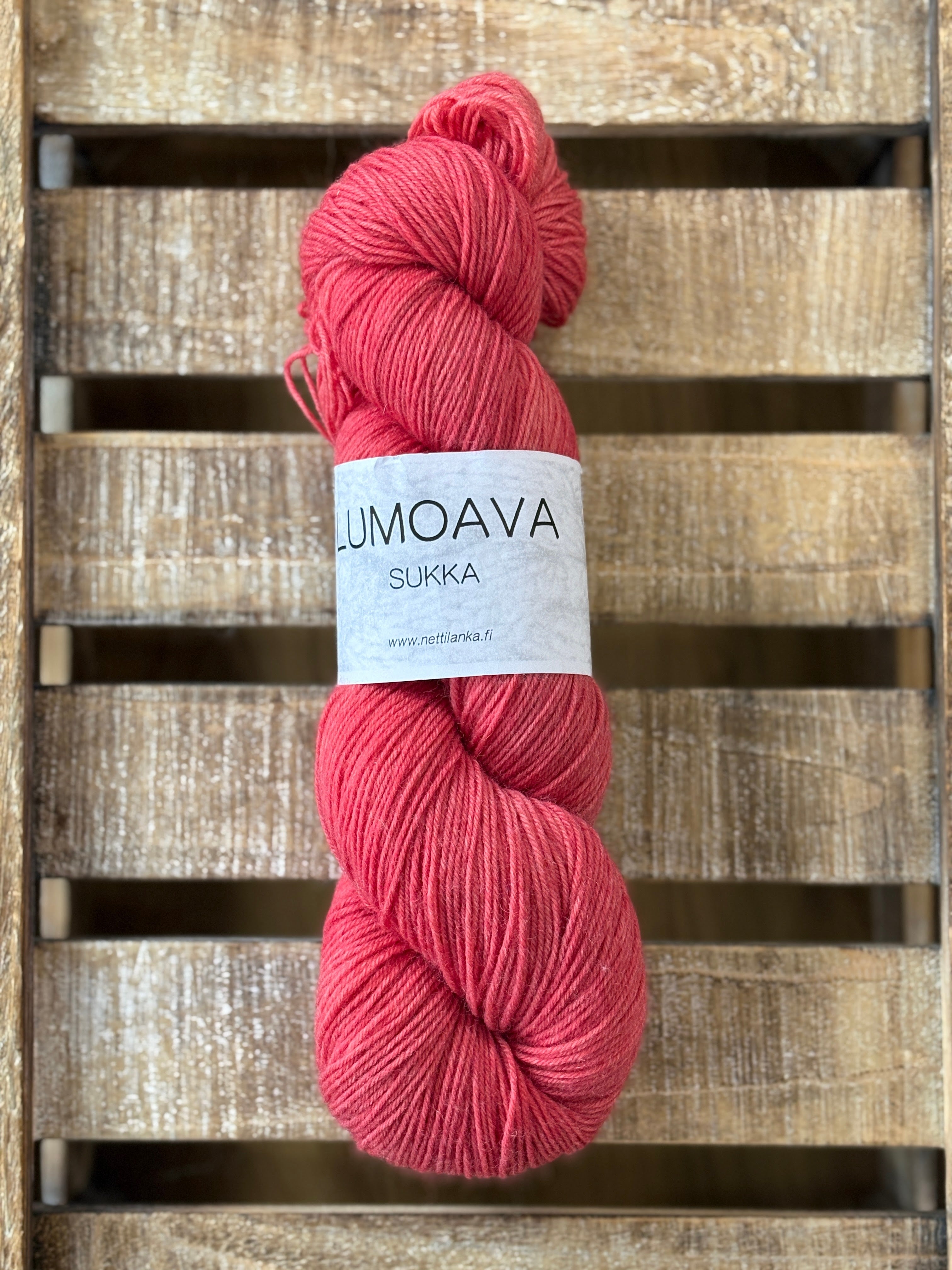 Lumoava Perussukkalanka 
Lanka on klassinen ja pomminvarma yhdistelmä: 75 % pehmeää villaa ja 25 % polyamidia. Värissä vaaleanpunainen