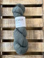 Lumoava Perussukkalanka 
Lanka on klassinen ja pomminvarma yhdistelmä: 75 % pehmeää villaa ja 25 % polyamidia. värissä kivi
