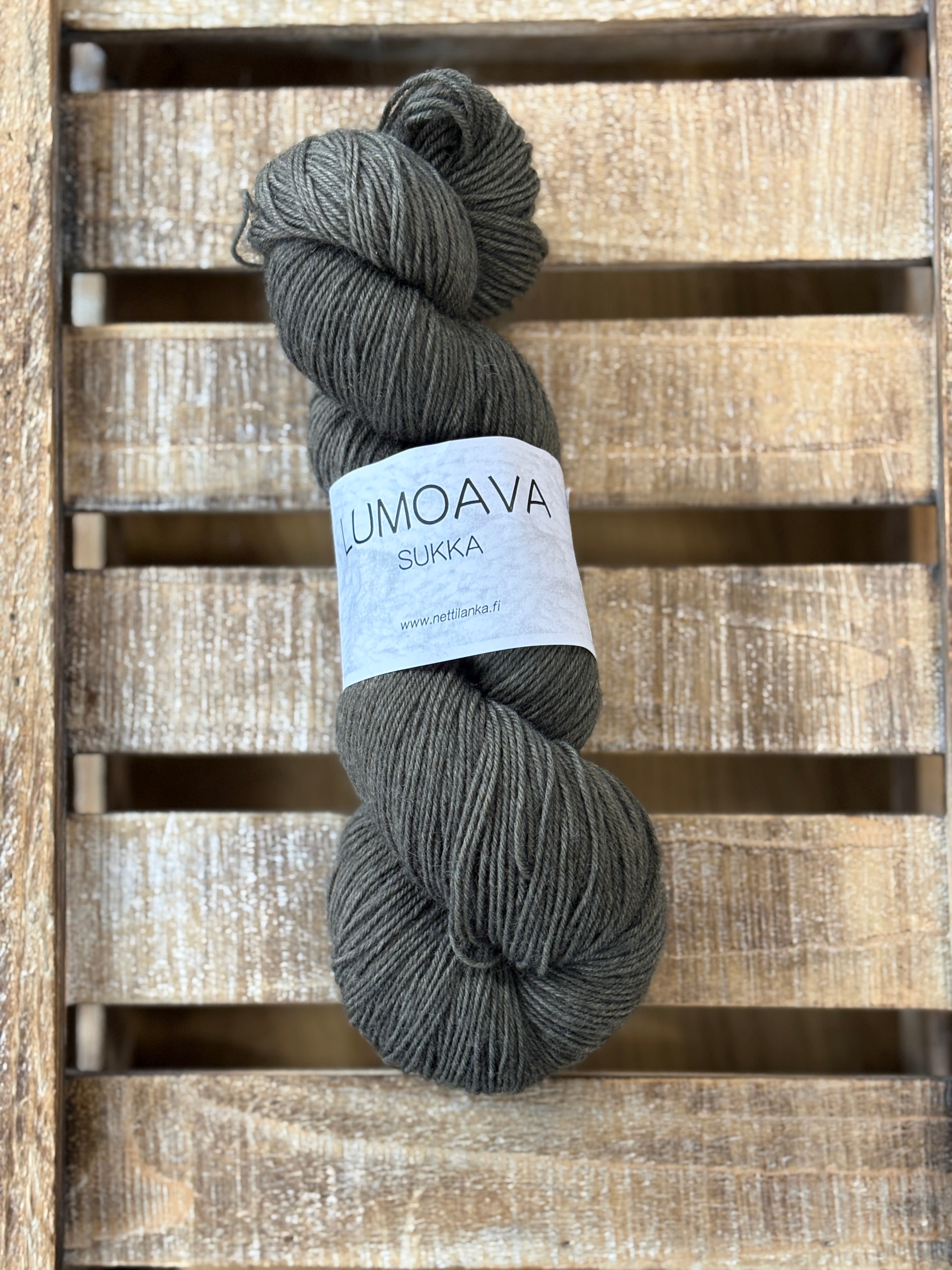 Lumoava Perussukkalanka 
Lanka on klassinen ja pomminvarma yhdistelmä: 75 % pehmeää villaa ja 25 % polyamidia. Värissä tumma oliivi