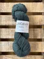 Lumoava Perussukkalanka 
Lanka on klassinen ja pomminvarma yhdistelmä: 75 % pehmeää villaa ja 25 % polyamidia. värissä mustikka