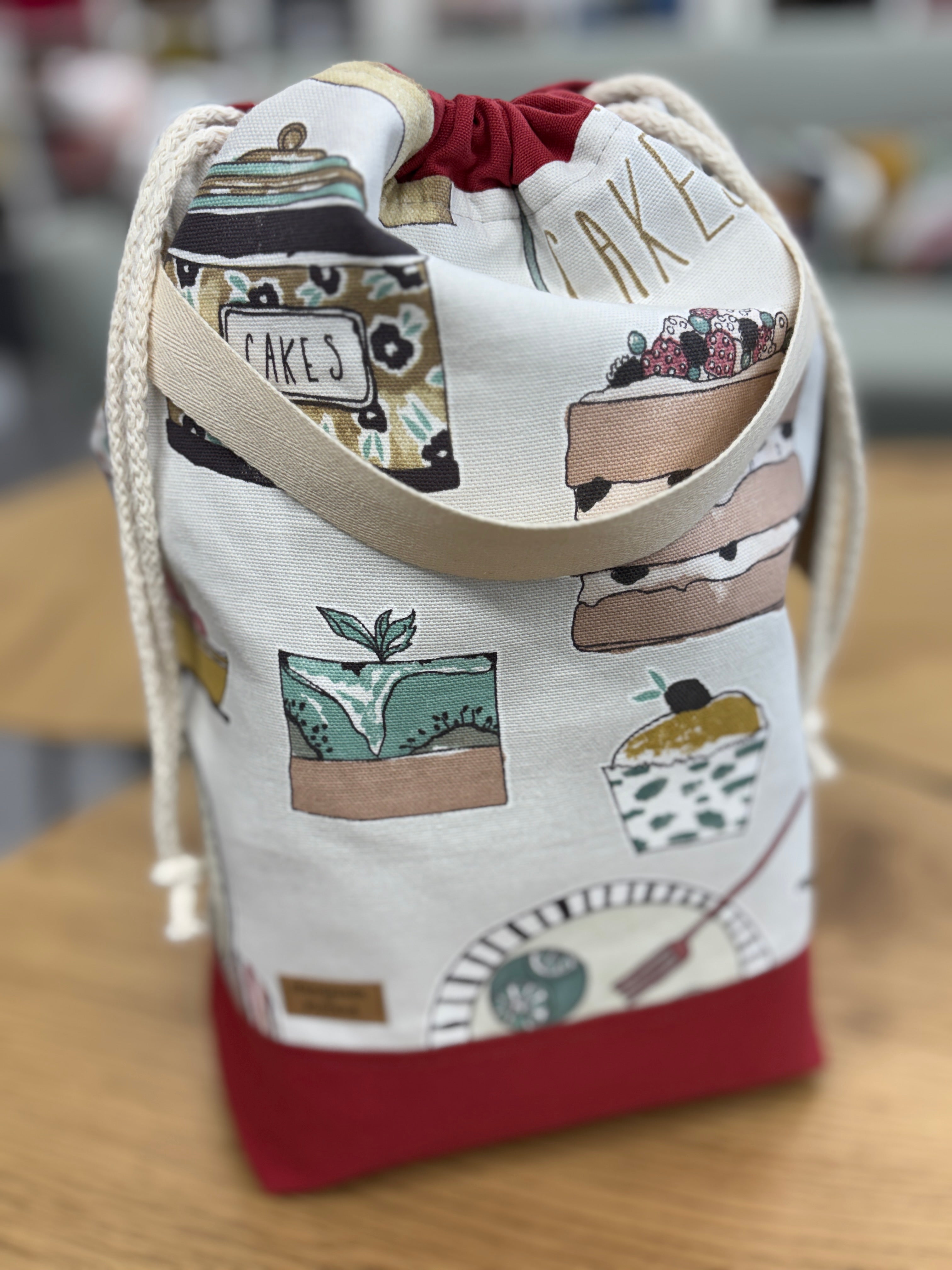 Keskikokoinen käsihihnallinen projektipussi nyörillä