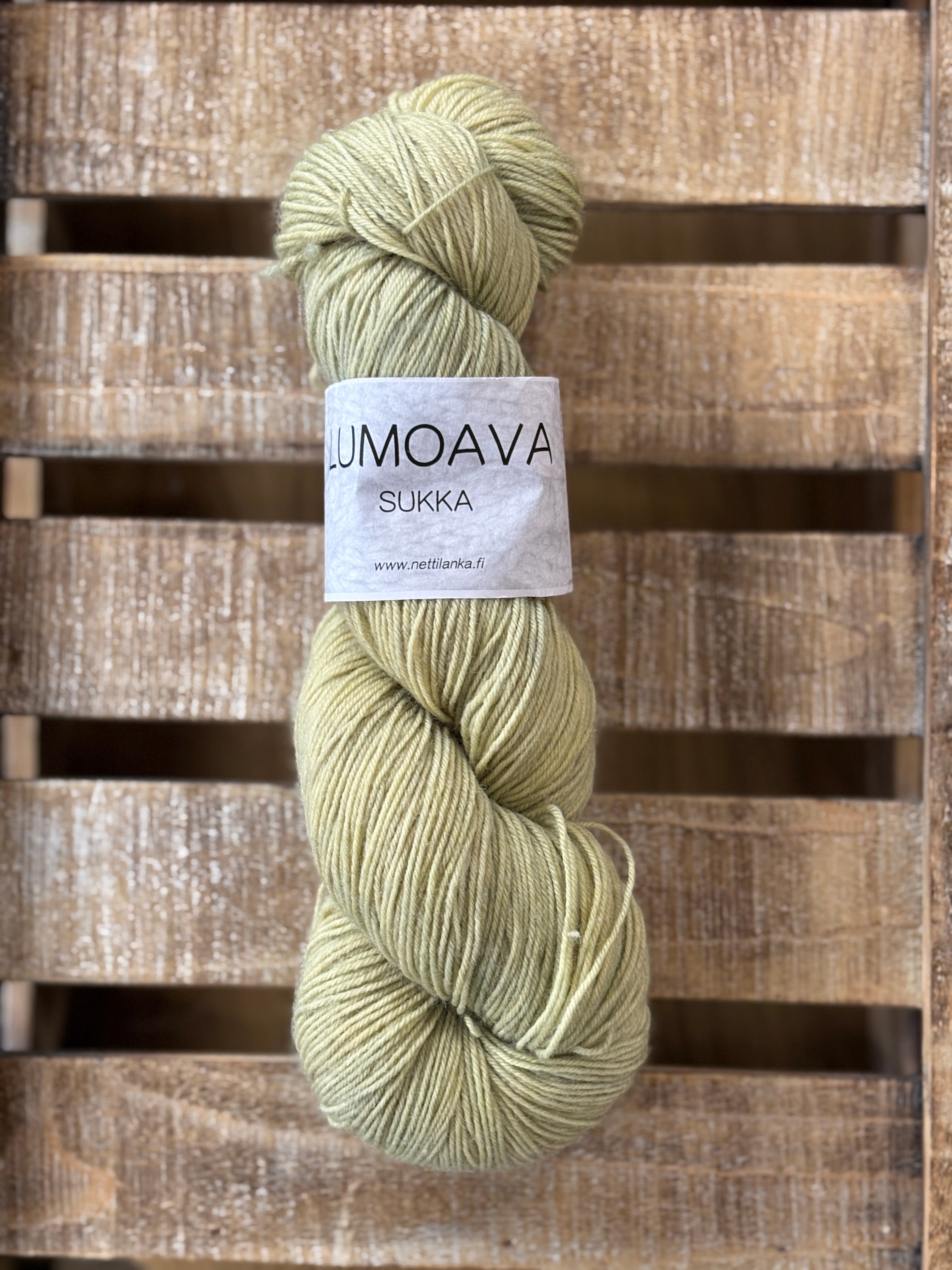 Lumoava Perussukkalanka 
Lanka on klassinen ja pomminvarma yhdistelmä: 75 % pehmeää villaa ja 25 % polyamidia. värissä ruoho