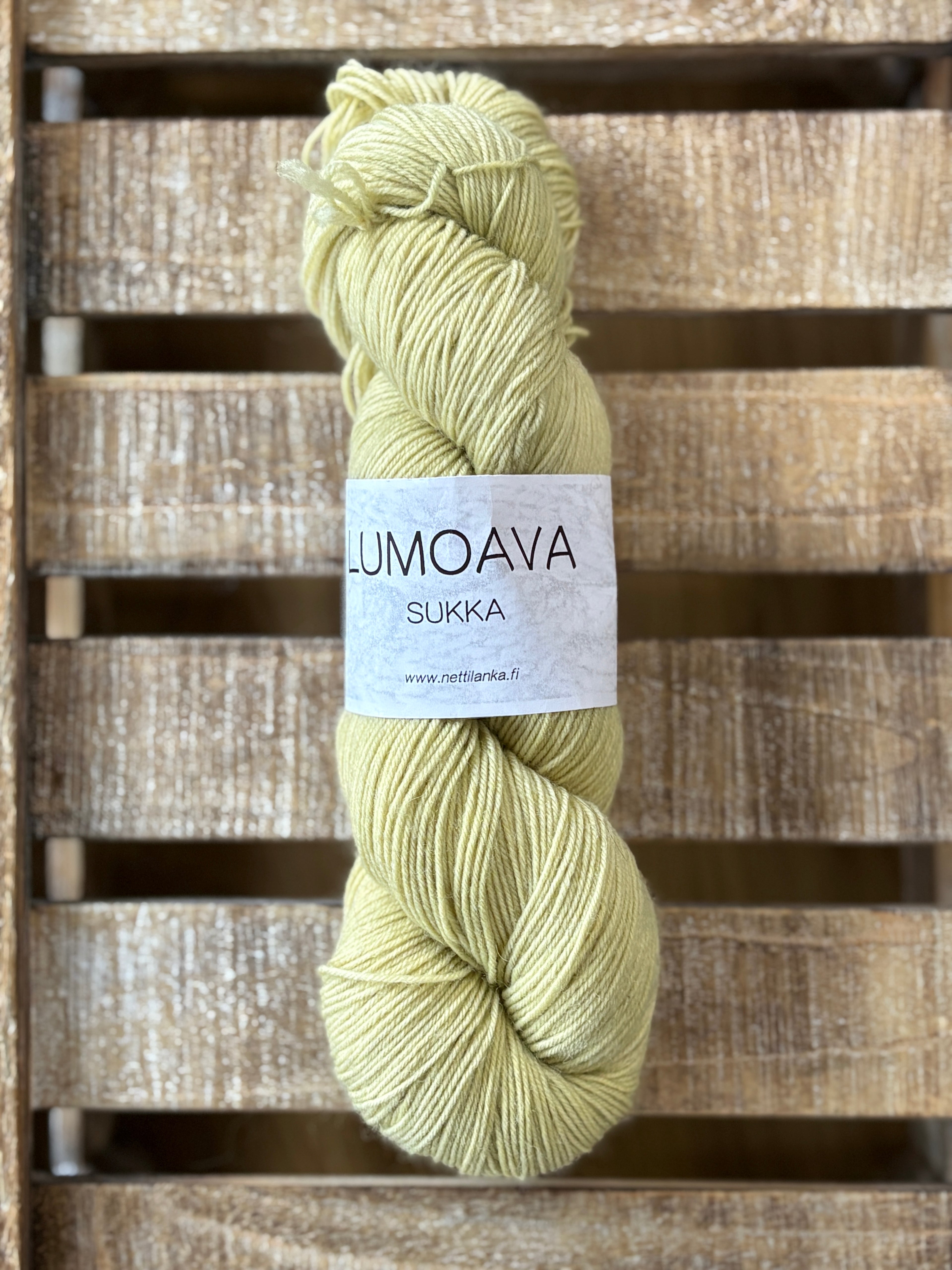 Lumoava Perussukkalanka 
Lanka on klassinen ja pomminvarma yhdistelmä: 75 % pehmeää villaa ja 25 % polyamidia.