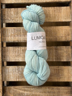 Lumoava Perussukkalanka 
Lanka on klassinen ja pomminvarma yhdistelmä: 75 % pehmeää villaa ja 25 % polyamidia. värissä taivaansini