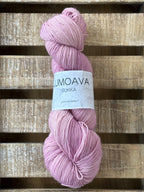 Lumoava Perussukkalanka 
Lanka on klassinen ja pomminvarma yhdistelmä: 75 % pehmeää villaa ja 25 % polyamidia. värissä karkki