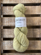 Lumoava Perussukkalanka 
Lanka on klassinen ja pomminvarma yhdistelmä: 75 % pehmeää villaa ja 25 % polyamidia. värissä vaalea ruoho