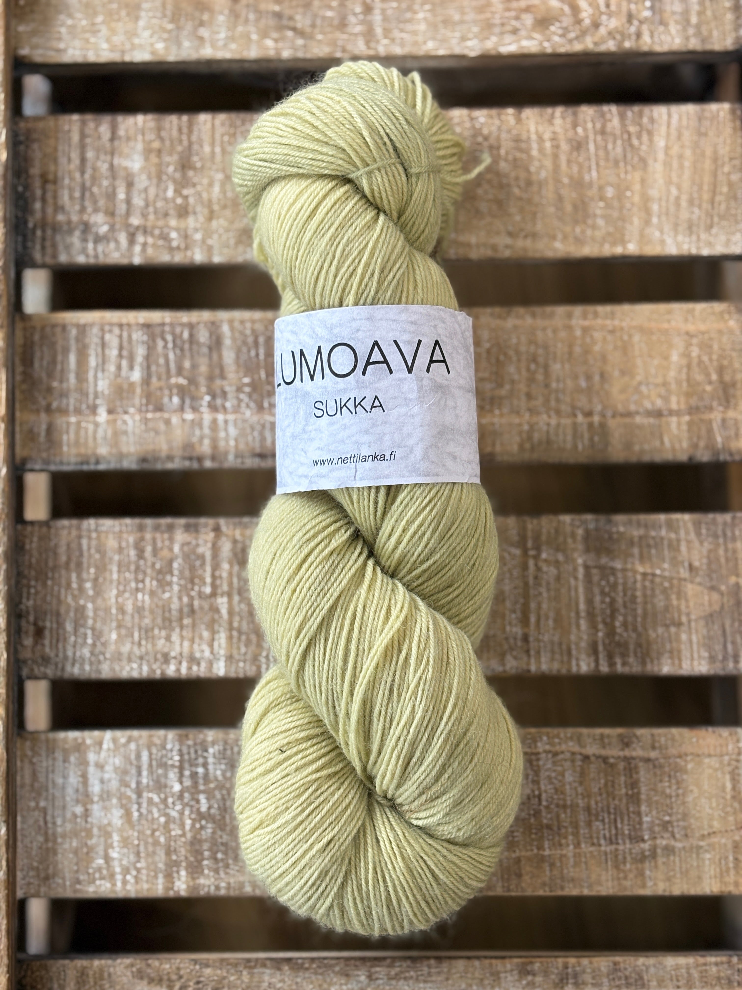 Lumoava Perussukkalanka 
Lanka on klassinen ja pomminvarma yhdistelmä: 75 % pehmeää villaa ja 25 % polyamidia. värissä vaalea ruoho