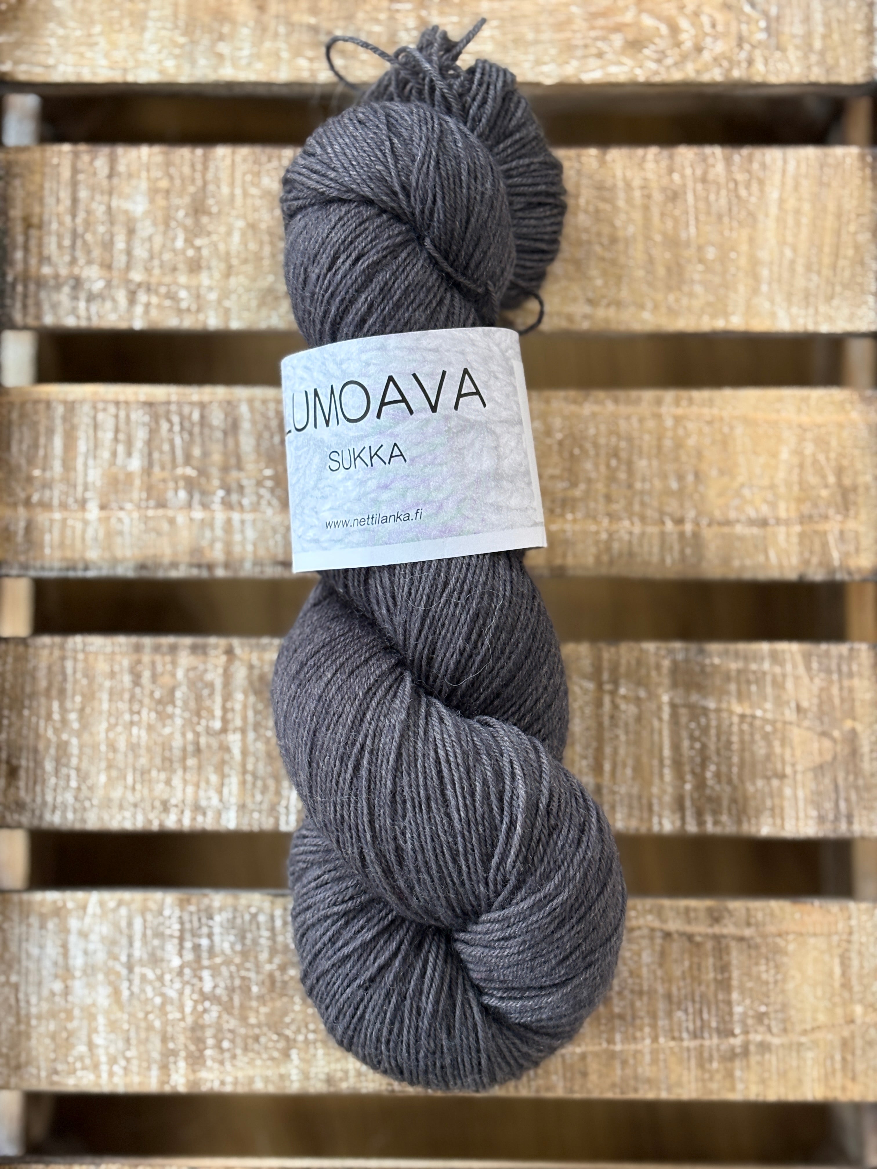 Lumoava Perussukkalanka 
Lanka on klassinen ja pomminvarma yhdistelmä: 75 % pehmeää villaa ja 25 % polyamidia. värissä ametisti