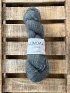 Lumoava Perussukkalanka 
Lanka on klassinen ja pomminvarma yhdistelmä: 75 % pehmeää villaa ja 25 % polyamidia. värissä siniharmaa