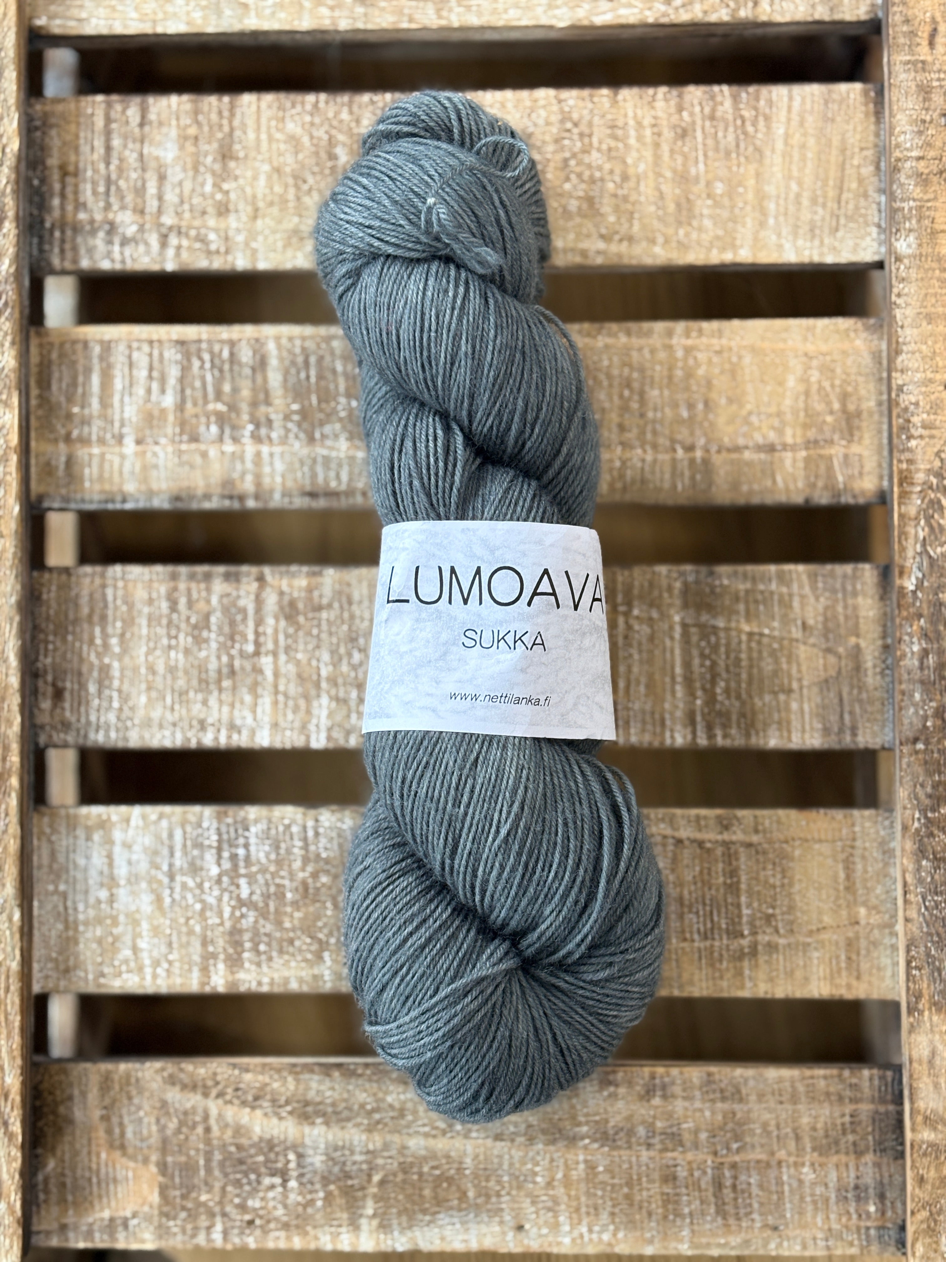 Lumoava Perussukkalanka 
Lanka on klassinen ja pomminvarma yhdistelmä: 75 % pehmeää villaa ja 25 % polyamidia. värissä siniharmaa