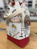 Keskikokoinen käsihihnallinen projektipussi nyörillä