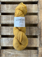 Lumoava Perussukkalanka 
Lanka on klassinen ja pomminvarma yhdistelmä: 75 % pehmeää villaa ja 25 % polyamidia. värissä kulta