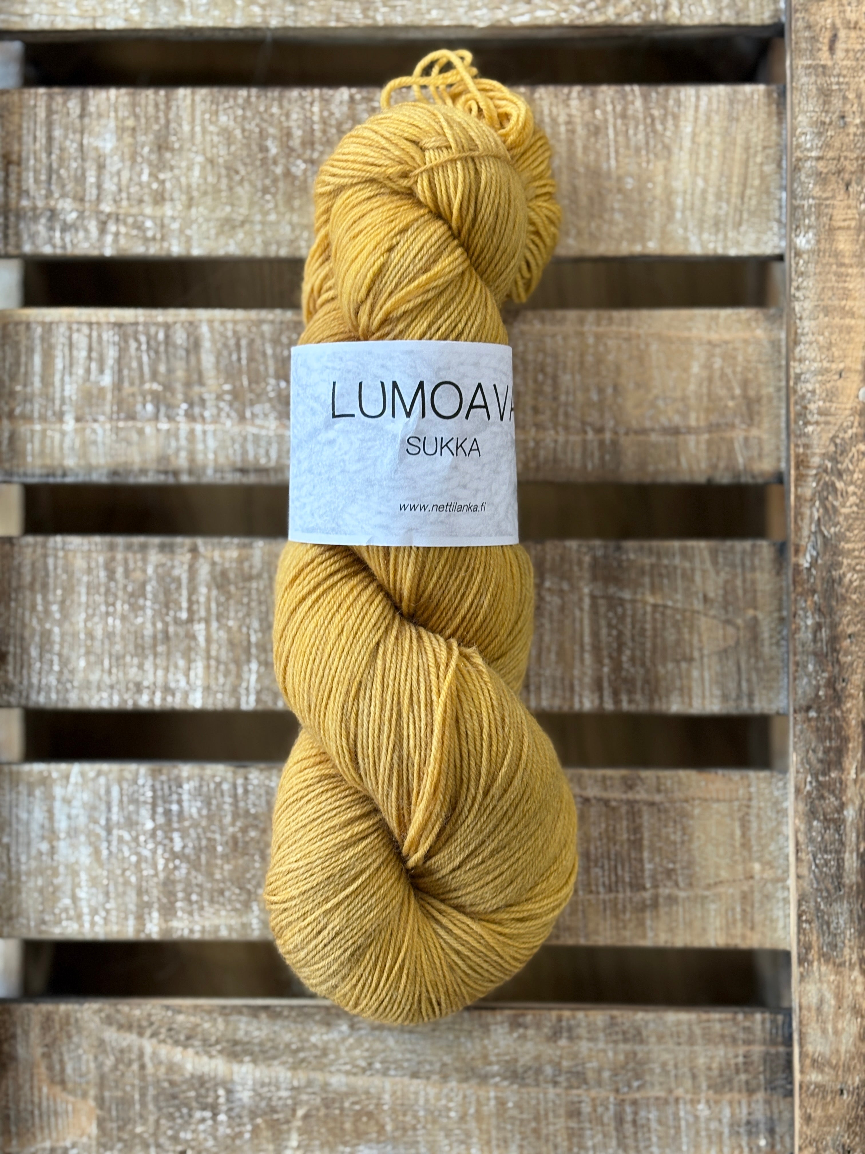 Lumoava Perussukkalanka 
Lanka on klassinen ja pomminvarma yhdistelmä: 75 % pehmeää villaa ja 25 % polyamidia. värissä kulta