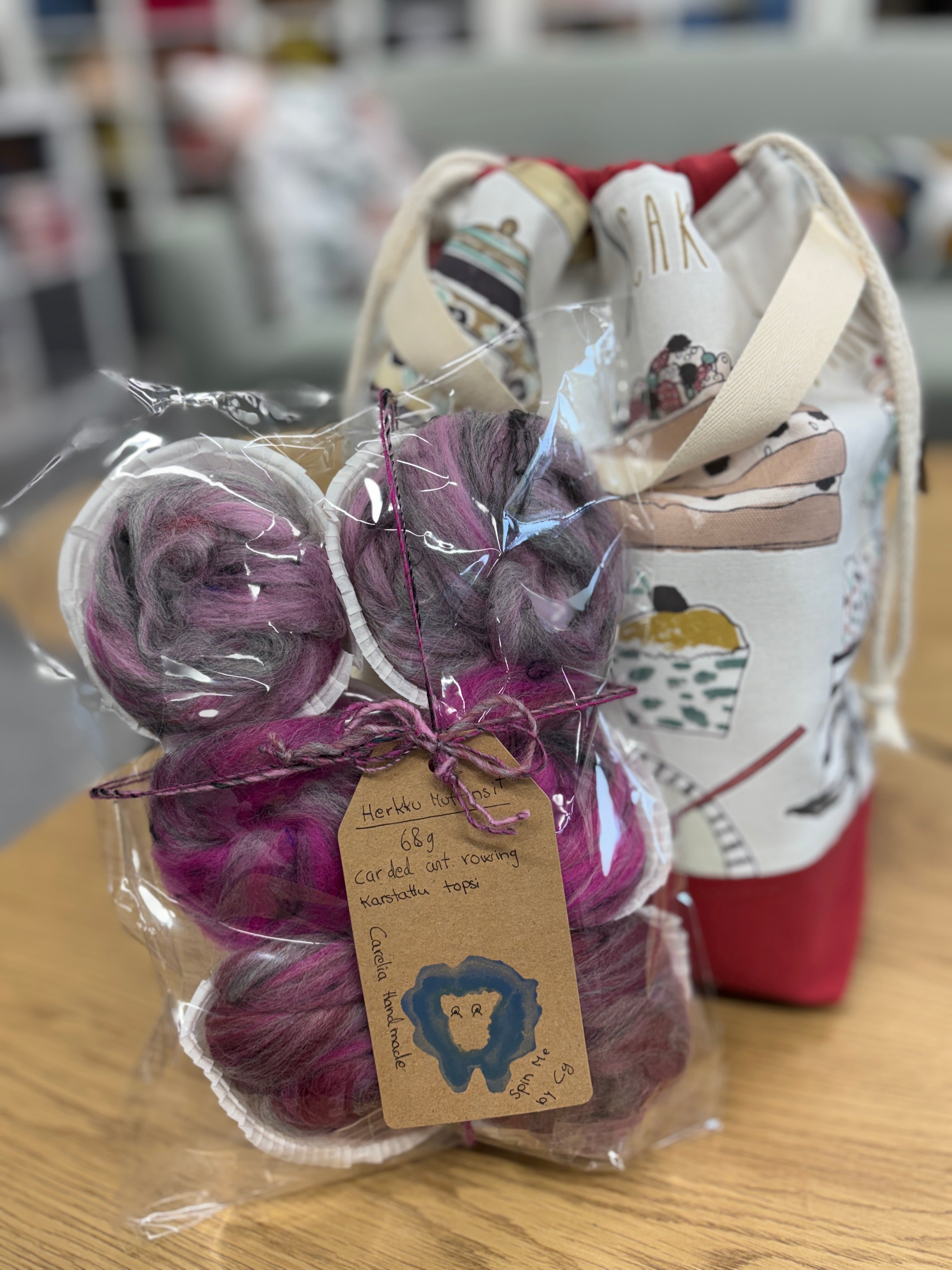 Keskikokoinen käsihihnallinen projektipussi nyörillä