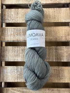 Lumoava Perussukkalanka 
Lanka on klassinen ja pomminvarma yhdistelmä: 75 % pehmeää villaa ja 25 % polyamidia. värissä harmaa