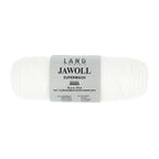 Lang Yarns Jawoll – Sukkalankojen klassikko ja kestävyyden salaisuus.
75 % puhdasta uutta villaa (Patagonian Corriedale), 25 % polyamidia
50 g = n. 210 m (Fingering-vahvuus)
Kerän sisällä on 5 gramman vahvikelankarulla samassa sävyssä.