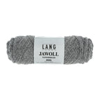 Lang Yarns Jawoll – Sukkalankojen klassikko ja kestävyyden salaisuus.
75 % puhdasta uutta villaa (Patagonian Corriedale), 25 % polyamidia
50 g = n. 210 m (Fingering-vahvuus)
Kerän sisällä on 5 gramman vahvikelankarulla samassa sävyssä.