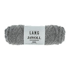 Lang Yarns Jawoll – Sukkalankojen klassikko ja kestävyyden salaisuus.
75 % puhdasta uutta villaa (Patagonian Corriedale), 25 % polyamidia
50 g = n. 210 m (Fingering-vahvuus)
Kerän sisällä on 5 gramman vahvikelankarulla samassa sävyssä.