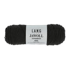 Lang Yarns Jawoll – Sukkalankojen klassikko ja kestävyyden salaisuus.
75 % puhdasta uutta villaa (Patagonian Corriedale), 25 % polyamidia
50 g = n. 210 m (Fingering-vahvuus)
Kerän sisällä on 5 gramman vahvikelankarulla samassa sävyssä.