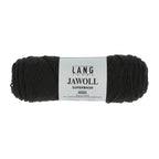 Lang Yarns Jawoll – Sukkalankojen klassikko ja kestävyyden salaisuus.
75 % puhdasta uutta villaa (Patagonian Corriedale), 25 % polyamidia
50 g = n. 210 m (Fingering-vahvuus)
Kerän sisällä on 5 gramman vahvikelankarulla samassa sävyssä.