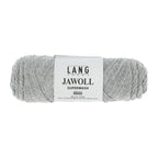 Lang Yarns Jawoll – Sukkalankojen klassikko ja kestävyyden salaisuus.
75 % puhdasta uutta villaa (Patagonian Corriedale), 25 % polyamidia
50 g = n. 210 m (Fingering-vahvuus)
Kerän sisällä on 5 gramman vahvikelankarulla samassa sävyssä.