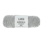 Lang Yarns Jawoll – Sukkalankojen klassikko ja kestävyyden salaisuus.
75 % puhdasta uutta villaa (Patagonian Corriedale), 25 % polyamidia
50 g = n. 210 m (Fingering-vahvuus)
Kerän sisällä on 5 gramman vahvikelankarulla samassa sävyssä.
