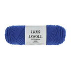 Lang Yarns Jawoll – Sukkalankojen klassikko ja kestävyyden salaisuus.
75 % puhdasta uutta villaa (Patagonian Corriedale), 25 % polyamidia
50 g = n. 210 m (Fingering-vahvuus)
Kerän sisällä on 5 gramman vahvikelankarulla samassa sävyssä.