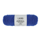 Lang Yarns Jawoll – Sukkalankojen klassikko ja kestävyyden salaisuus.
75 % puhdasta uutta villaa (Patagonian Corriedale), 25 % polyamidia
50 g = n. 210 m (Fingering-vahvuus)
Kerän sisällä on 5 gramman vahvikelankarulla samassa sävyssä.