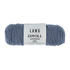 Lang Yarns Jawoll – Sukkalankojen klassikko ja kestävyyden salaisuus.
75 % puhdasta uutta villaa (Patagonian Corriedale), 25 % polyamidia
50 g = n. 210 m (Fingering-vahvuus)
Kerän sisällä on 5 gramman vahvikelankarulla samassa sävyssä.