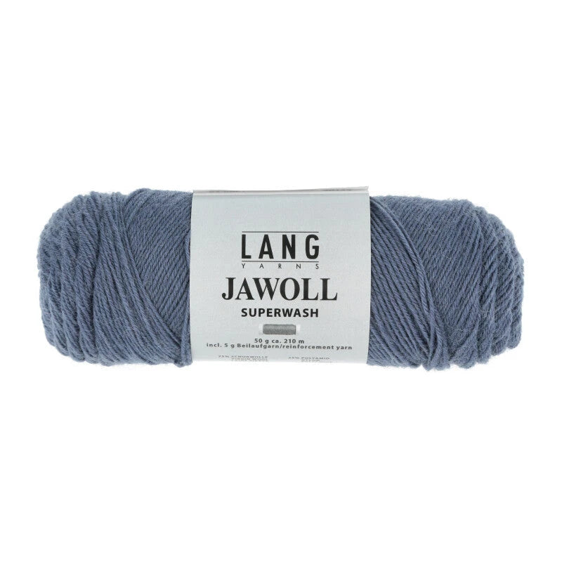 Lang Yarns Jawoll – Sukkalankojen klassikko ja kestävyyden salaisuus.
75 % puhdasta uutta villaa (Patagonian Corriedale), 25 % polyamidia
50 g = n. 210 m (Fingering-vahvuus)
Kerän sisällä on 5 gramman vahvikelankarulla samassa sävyssä.