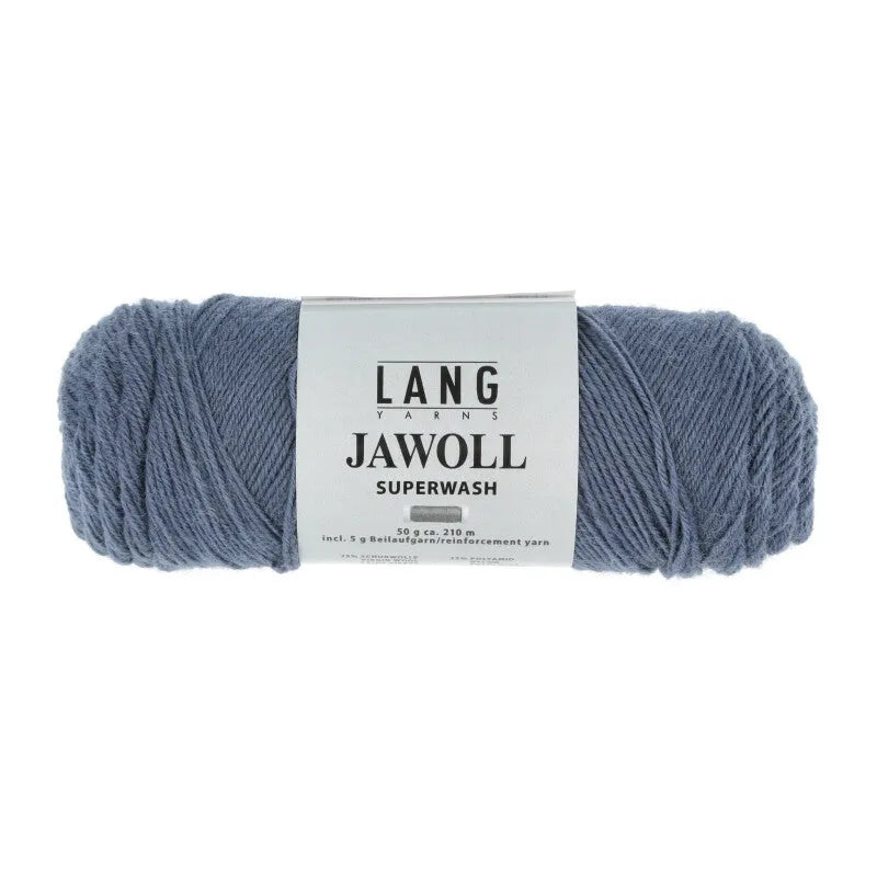 Lang Yarns Jawoll – Sukkalankojen klassikko ja kestävyyden salaisuus.
75 % puhdasta uutta villaa (Patagonian Corriedale), 25 % polyamidia
50 g = n. 210 m (Fingering-vahvuus)
Kerän sisällä on 5 gramman vahvikelankarulla samassa sävyssä.