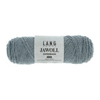 Lang Yarns Jawoll – Sukkalankojen klassikko ja kestävyyden salaisuus.
75 % puhdasta uutta villaa (Patagonian Corriedale), 25 % polyamidia
50 g = n. 210 m (Fingering-vahvuus)
Kerän sisällä on 5 gramman vahvikelankarulla samassa sävyssä.