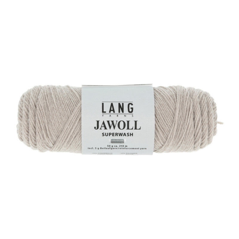 Lang Yarns Jawoll – Sukkalankojen klassikko ja kestävyyden salaisuus.
75 % puhdasta uutta villaa (Patagonian Corriedale), 25 % polyamidia
50 g = n. 210 m (Fingering-vahvuus)
Kerän sisällä on 5 gramman vahvikelankarulla samassa sävyssä.