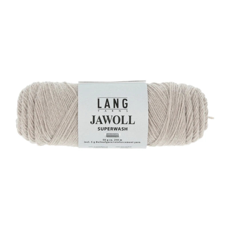 Lang Yarns Jawoll – Sukkalankojen klassikko ja kestävyyden salaisuus.
75 % puhdasta uutta villaa (Patagonian Corriedale), 25 % polyamidia
50 g = n. 210 m (Fingering-vahvuus)
Kerän sisällä on 5 gramman vahvikelankarulla samassa sävyssä.