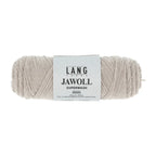 Lang Yarns Jawoll – Sukkalankojen klassikko ja kestävyyden salaisuus.
75 % puhdasta uutta villaa (Patagonian Corriedale), 25 % polyamidia
50 g = n. 210 m (Fingering-vahvuus)
Kerän sisällä on 5 gramman vahvikelankarulla samassa sävyssä.