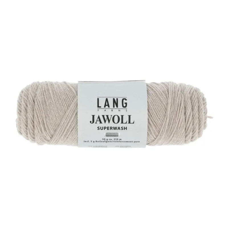 Lang Yarns Jawoll – Sukkalankojen klassikko ja kestävyyden salaisuus.
75 % puhdasta uutta villaa (Patagonian Corriedale), 25 % polyamidia
50 g = n. 210 m (Fingering-vahvuus)
Kerän sisällä on 5 gramman vahvikelankarulla samassa sävyssä.