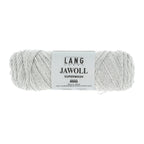 Lang Yarns Jawoll – Sukkalankojen klassikko ja kestävyyden salaisuus.
75 % puhdasta uutta villaa (Patagonian Corriedale), 25 % polyamidia
50 g = n. 210 m (Fingering-vahvuus)
Kerän sisällä on 5 gramman vahvikelankarulla samassa sävyssä.