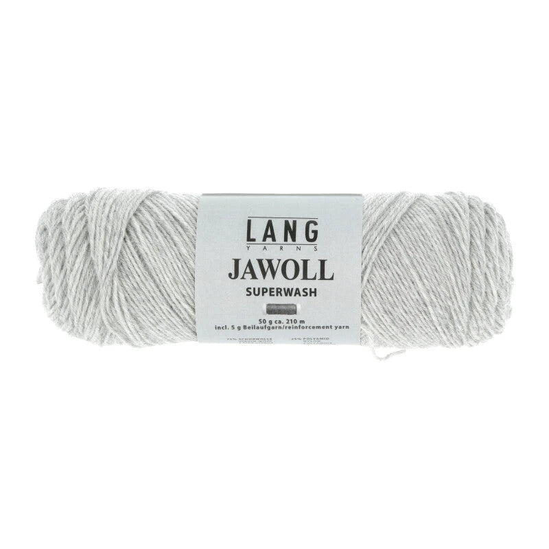 Lang Yarns Jawoll – Sukkalankojen klassikko ja kestävyyden salaisuus.
75 % puhdasta uutta villaa (Patagonian Corriedale), 25 % polyamidia
50 g = n. 210 m (Fingering-vahvuus)
Kerän sisällä on 5 gramman vahvikelankarulla samassa sävyssä.