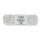 Lang Yarns Jawoll – Sukkalankojen klassikko ja kestävyyden salaisuus.
75 % puhdasta uutta villaa (Patagonian Corriedale), 25 % polyamidia
50 g = n. 210 m (Fingering-vahvuus)
Kerän sisällä on 5 gramman vahvikelankarulla samassa sävyssä.