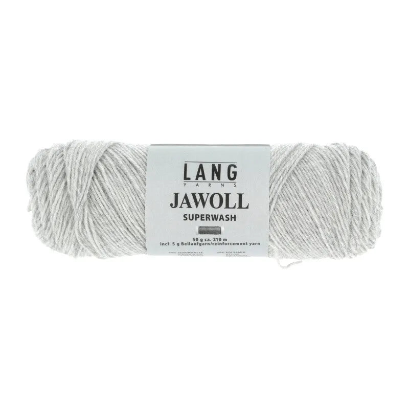 Lang Yarns Jawoll – Sukkalankojen klassikko ja kestävyyden salaisuus.
75 % puhdasta uutta villaa (Patagonian Corriedale), 25 % polyamidia
50 g = n. 210 m (Fingering-vahvuus)
Kerän sisällä on 5 gramman vahvikelankarulla samassa sävyssä.
