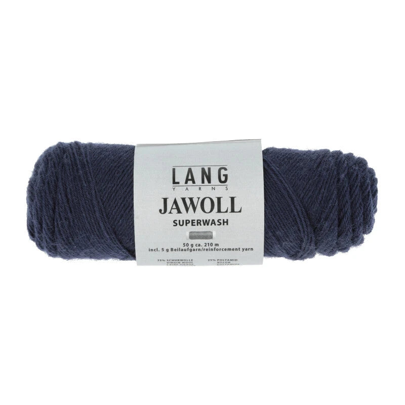 Lang Yarns Jawoll – Sukkalankojen klassikko ja kestävyyden salaisuus.
75 % puhdasta uutta villaa (Patagonian Corriedale), 25 % polyamidia
50 g = n. 210 m (Fingering-vahvuus)
Kerän sisällä on 5 gramman vahvikelankarulla samassa sävyssä.