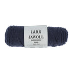 Lang Yarns Jawoll – Sukkalankojen klassikko ja kestävyyden salaisuus.
75 % puhdasta uutta villaa (Patagonian Corriedale), 25 % polyamidia
50 g = n. 210 m (Fingering-vahvuus)
Kerän sisällä on 5 gramman vahvikelankarulla samassa sävyssä.