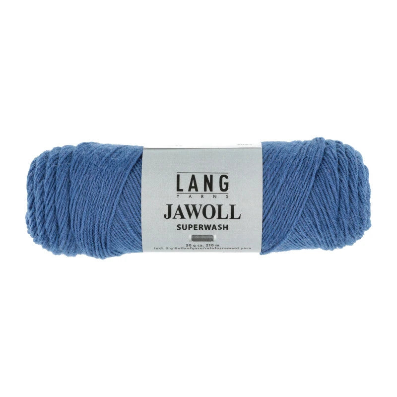Lang Yarns Jawoll – Sukkalankojen klassikko ja kestävyyden salaisuus.
75 % puhdasta uutta villaa (Patagonian Corriedale), 25 % polyamidia
50 g = n. 210 m (Fingering-vahvuus)
Kerän sisällä on 5 gramman vahvikelankarulla samassa sävyssä.