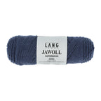 Lang Yarns Jawoll – Sukkalankojen klassikko ja kestävyyden salaisuus.
75 % puhdasta uutta villaa (Patagonian Corriedale), 25 % polyamidia
50 g = n. 210 m (Fingering-vahvuus)
Kerän sisällä on 5 gramman vahvikelankarulla samassa sävyssä.