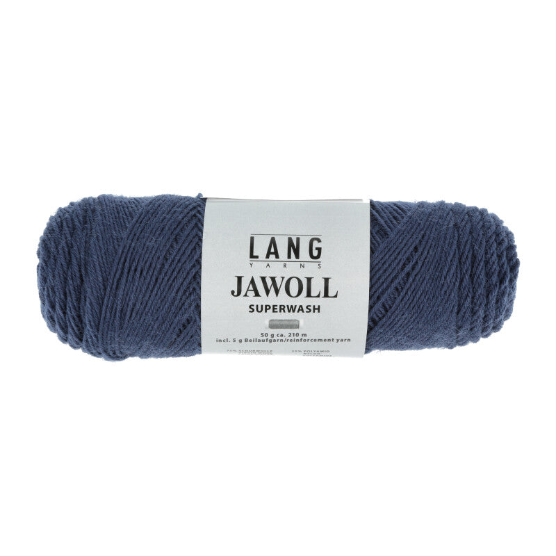 Lang Yarns Jawoll – Sukkalankojen klassikko ja kestävyyden salaisuus.
75 % puhdasta uutta villaa (Patagonian Corriedale), 25 % polyamidia
50 g = n. 210 m (Fingering-vahvuus)
Kerän sisällä on 5 gramman vahvikelankarulla samassa sävyssä.